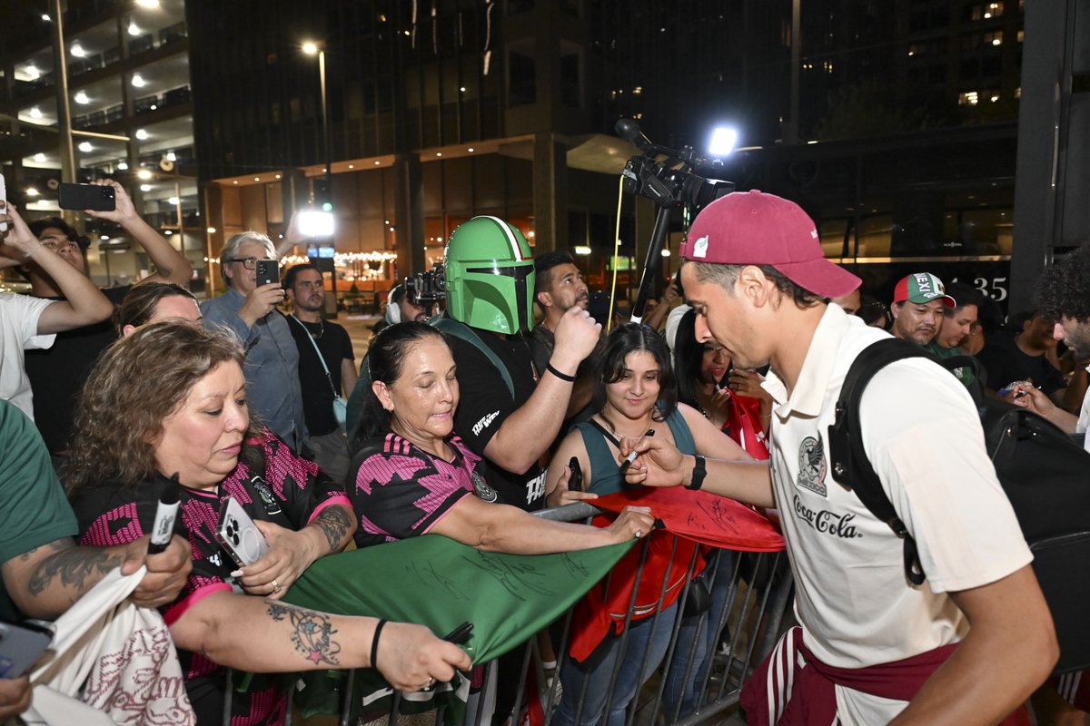 miseleccionmx's tweet photo. 📝 Y hoy el #Notituit es escrito por @ScribeMexico.
✈️ Hoy viajamos a Dallas para nuestro partido del sábado ante 🇦🇺. https://t.co/ONSvoHwdzM