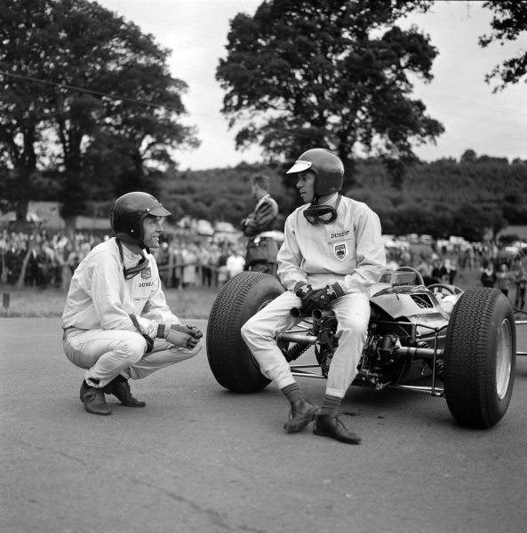 Belgian Grand Prix 1964 

Jim Clark has a conversation with Dan Gurney while sat on the exhaust of his Lotus 25 Climax.

#F1 #Formula1 #RetroGP #RetroF1 #BelgianGP