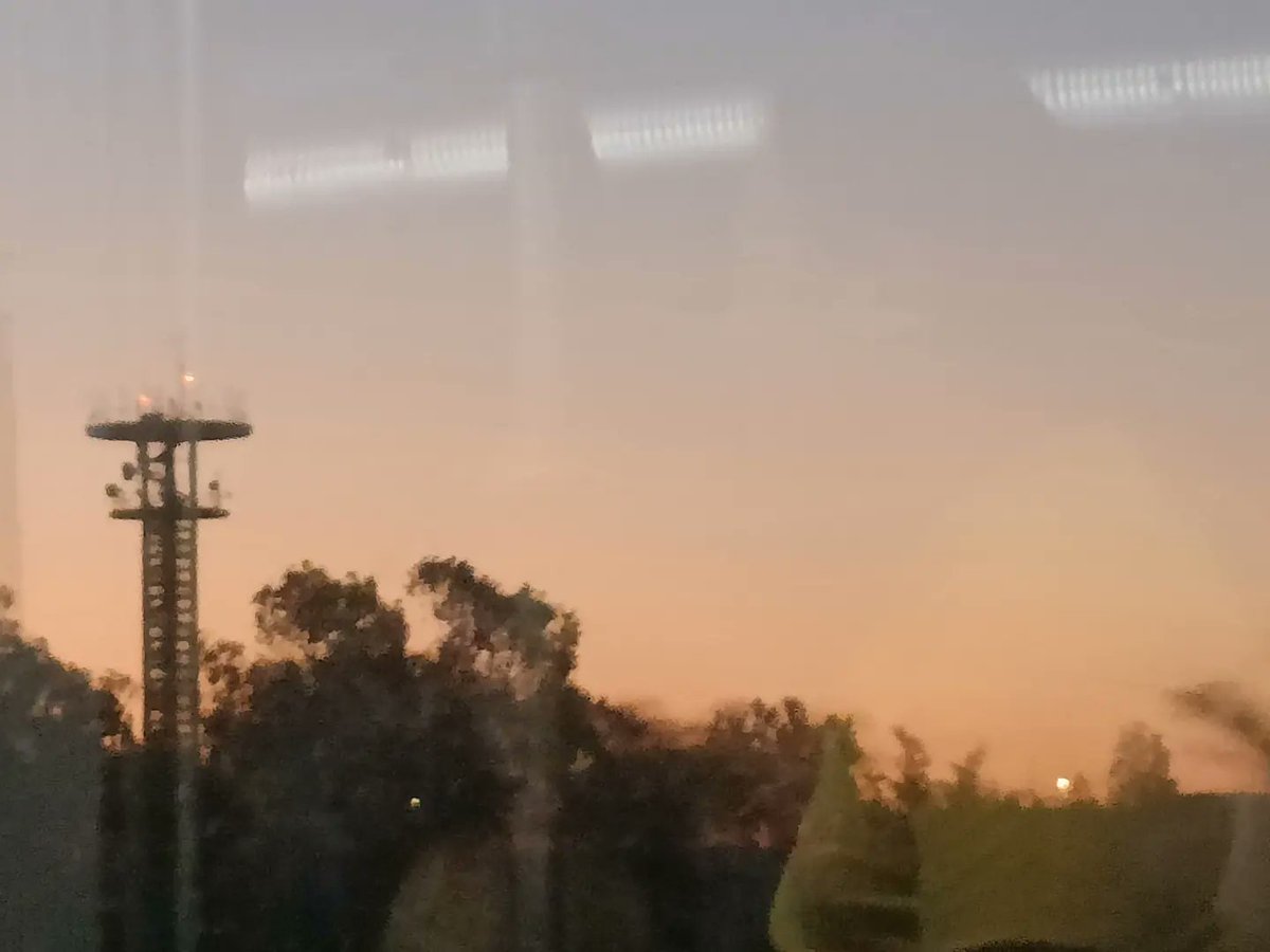 jrmoleroyll's tweet photo. Primeres llums del dia i el Sol #Sun que aviat començarà a sortir #sunrise #sunrise_catalunya amb l'hospital #Bellvitge i l'edifici #Mirador #BarcelonaTower
Des del #Bus #E97 per la #C32 i #B20
Dv. 08/09/2023 07:10 h 
#OppoX5Lite https://t.co/DO3tbazARi
