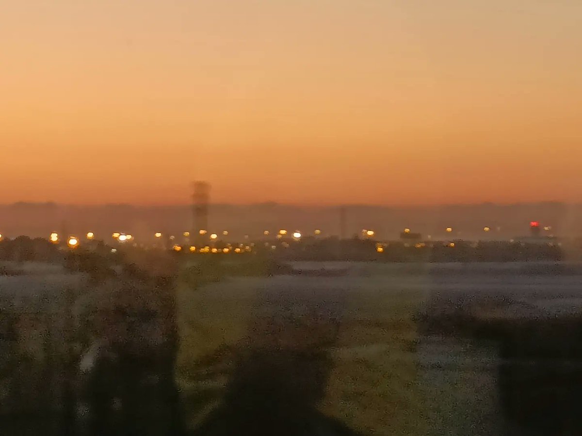 jrmoleroyll's tweet photo. Primeres llums del dia i el Sol #Sun que aviat començarà a sortir #sunrise #sunrise_catalunya amb l'hospital #Bellvitge i l'edifici #Mirador #BarcelonaTower
Des del #Bus #E97 per la #C32 i #B20
Dv. 08/09/2023 07:10 h 
#OppoX5Lite https://t.co/DO3tbazARi