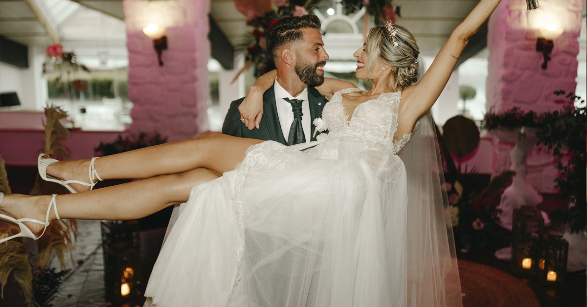 Hoy en nuestro blog: Ana y Silverio, un "sí, quiero" bailando bajo la lluvia
#Entrebastidores
blog.higarnovias.com/ana-y-silverio…