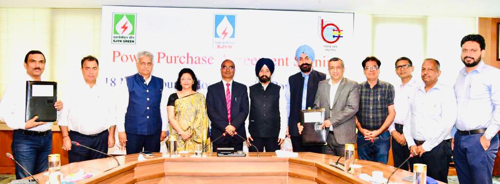 SjvnLimited's tweet photo. @SjvnLimited  signed a Power Purchase Agreement for 18 MW Solar Power with @BBMBINDIA  in the august presence of  Sh. Nand Lal Sharma, CMD, SJVN at Shimla. @OfficeOfRKSingh @MinOfPower @power_pib https://t.co/eBFJYLOxeT