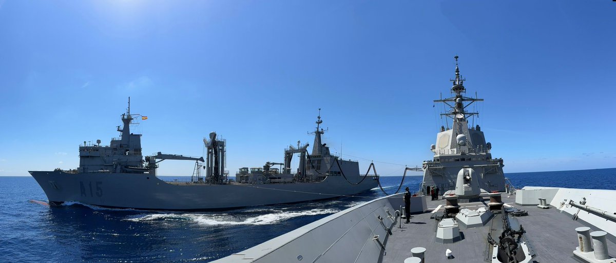 EMADmde's tweet photo. La Fragata #MéndezNúñez 🇪🇸 realiza maniobra de aprovisionamiento de combustible con el BAC #Cantabria 🇪🇸 durante los ejercicios #DynamicGuard de la @NATO #WeAreNATO #Strongertogether @Armada_esp #MOPS https://t.co/NIiq86xzmQ