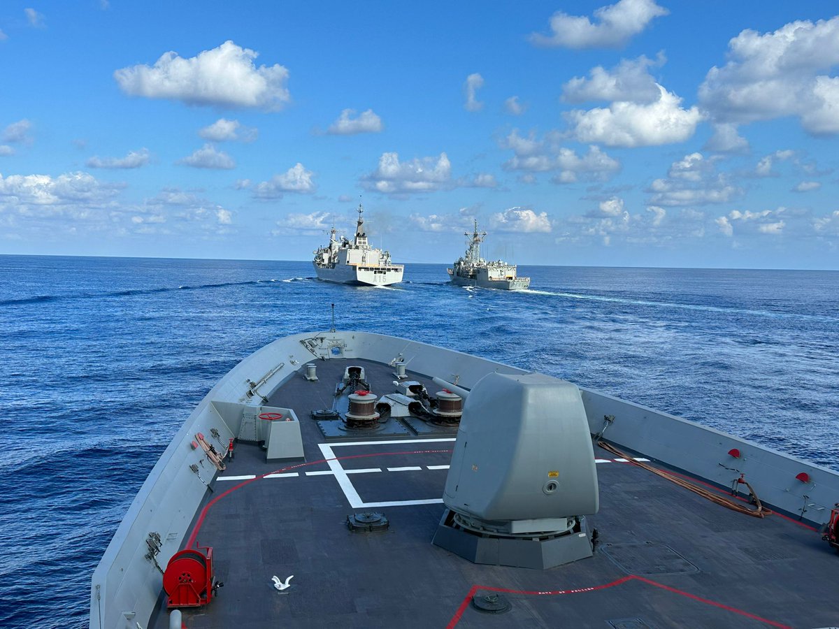EMADmde's tweet photo. La Fragata #MéndezNúñez 🇪🇸 realiza maniobra de aprovisionamiento de combustible con el BAC #Cantabria 🇪🇸 durante los ejercicios #DynamicGuard de la @NATO #WeAreNATO #Strongertogether @Armada_esp #MOPS https://t.co/NIiq86xzmQ