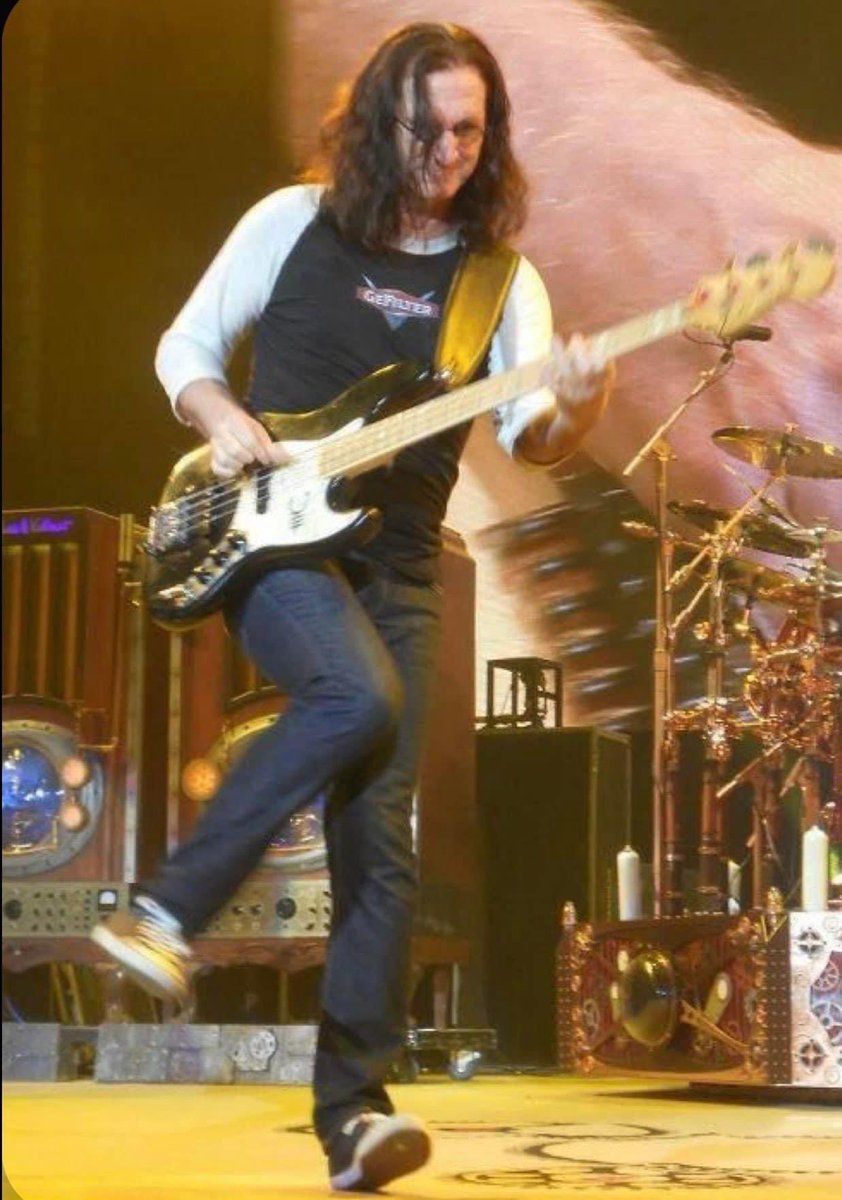 We can move with savage grace
To the rhythms of the night 
Cool and remote like dancing girls 
In the heat and the beat of the lights
And the lights
We can wear the rose of romance 
An air of joie de vivre…🌹🔴🔴🔴

#RIPNeilPeart 
Happy Geddy Friday #RushFamily @RushFamTourneys