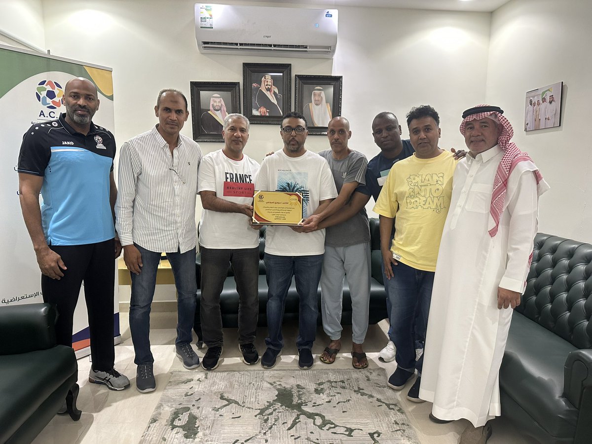 acac_ksa's tweet photo. تهنئ إدارة جمعية رعاية الرياضيين عضو الجمعية 
لاعب الاتحاد السابق 
الكابتن / موفق العولقي 
بحصوله على الرخصة الآسيوية A 
لتدريب كرة القدم ⚽️
وأقامة الجمعية 
تكريم للكابتن موفق بحضور أعضاء الجمعية .
@gsaksa 
@HRSD_SA 
@saudiFF 
#جمعية_الرياضيين https://t.co/ejMMjF2ut2