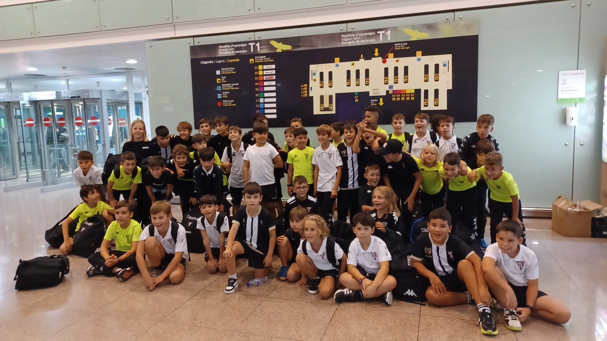 VictoriaCF1943's tweet photo. 🛬 Xa aterraron ao Aeroporto de Barcelona!!
#GoCebras #AúpaVictoria #VictoriaViví #FamiliaVictoriaCF https://t.co/4jOZno9Lo3