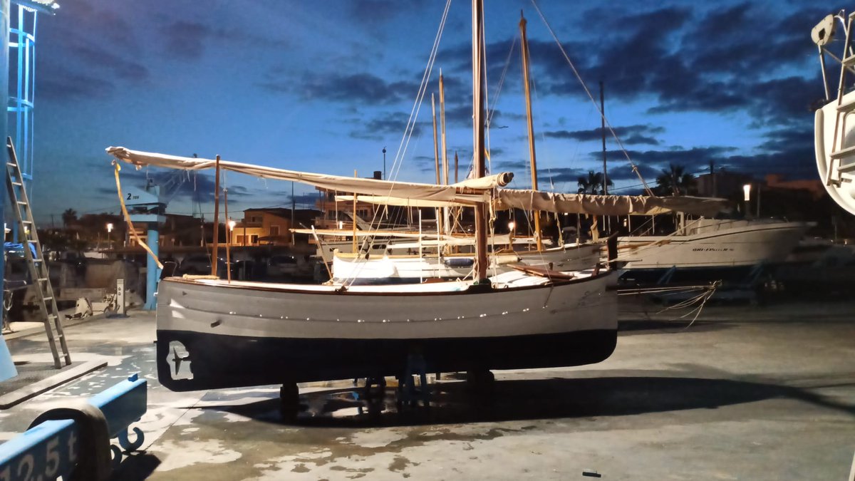 Ecomuseu marítim. Les barques se preparen per a la Diada de Vela Llatina. Vernissos, olis, patent..., Algunes vingudes de fora ja ocupen el espais habilitats al "moll de mestre Jaume"  de l'Ecomuseu marítim. Esperam arribar a una participació de 50 barques.