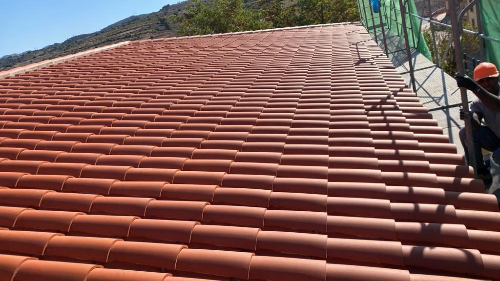 CBRconstruccio's tweet photo. 🏗 Imatges de la renovació de part de la teulada de l'Escola Montsant a #Ulldemolins enllestida avui pels nostres professionals.

#CBRConstruccions #GrupClau #Priorat #reformes #obranova https://t.co/h2GGrRnYeV