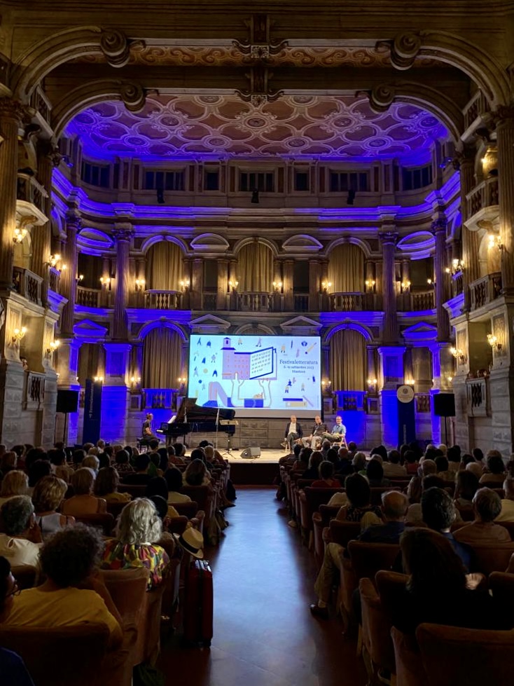 Sonzogno's tweet image. Sala piena al @festletteratura per ascoltare @Marcoannoni, autore de "La felicità è un dono", parlare di altruismo efficace, di etica del dono e di un nuovo paradigma del fare del bene nel modo migliore❤️

#FestLet #ScienzePerLaVita @Fondaz_Veronesi 

🔗sonzognoeditori.it/libro/scheda-l…