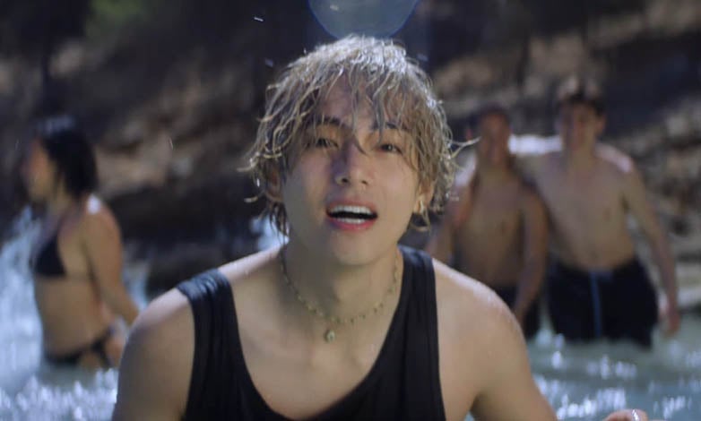 kbizoom's tweet photo. #BTSV’s “Layover” becomes million seller on the first day of release https://t.co/DKwYnrGIy8 https://t.co/yCb4mkgMVN