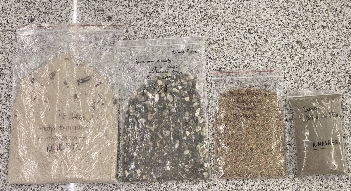 MCNBgeologia's tweet photo. En el laboratori de geologia i paleontologia preparem mostres de sorres per estudiar el seu contingut mitjançant l´elaboració de làmines primes.
#Geology #petrology #thinsection #sand #naturalhistory #labpreparation #MCNB https://t.co/89SuPeKGLz
