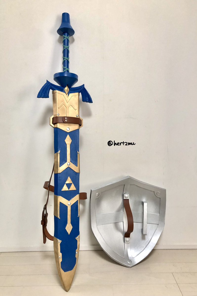 hertzmu's tweet photo. ゼルダの伝説　tears of the kingdomより
マスターソード
ハイリアの盾
を制作いたしました

納刀、背負うことができます
暗がりで文字が光ります

#ゼルダの伝説　#ティアキン　#コスプレ #コスプレ制作 https://t.co/RyO3PRhF29