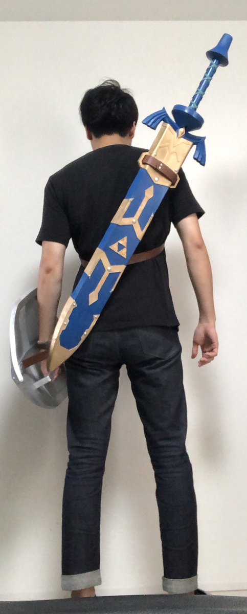 hertzmu's tweet photo. ゼルダの伝説　tears of the kingdomより
マスターソード
ハイリアの盾
を制作いたしました

納刀、背負うことができます
暗がりで文字が光ります

#ゼルダの伝説　#ティアキン　#コスプレ #コスプレ制作 https://t.co/RyO3PRhF29