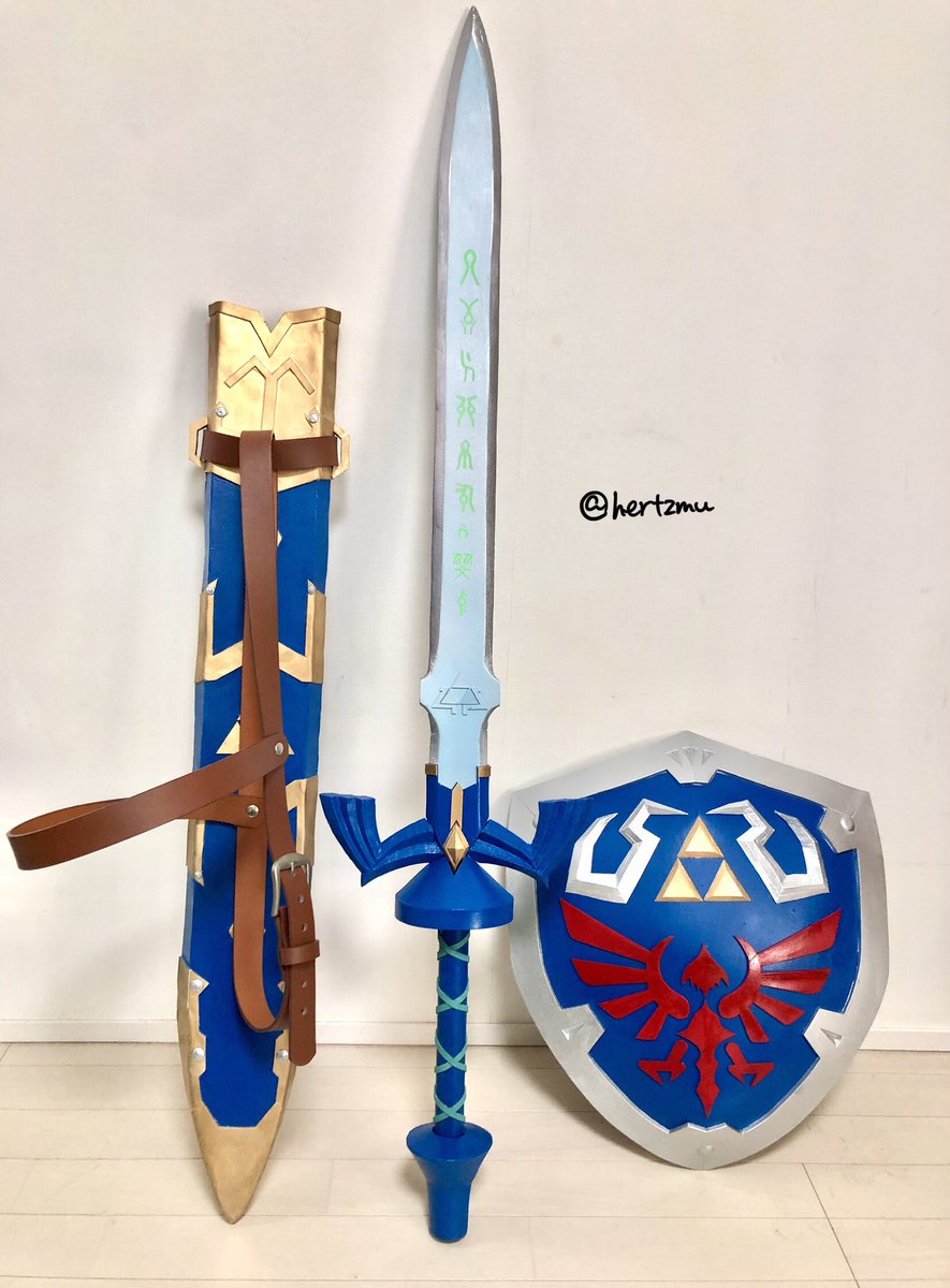 hertzmu's tweet photo. ゼルダの伝説　tears of the kingdomより
マスターソード
ハイリアの盾
を制作いたしました

納刀、背負うことができます
暗がりで文字が光ります

#ゼルダの伝説　#ティアキン　#コスプレ #コスプレ制作 https://t.co/RyO3PRhF29