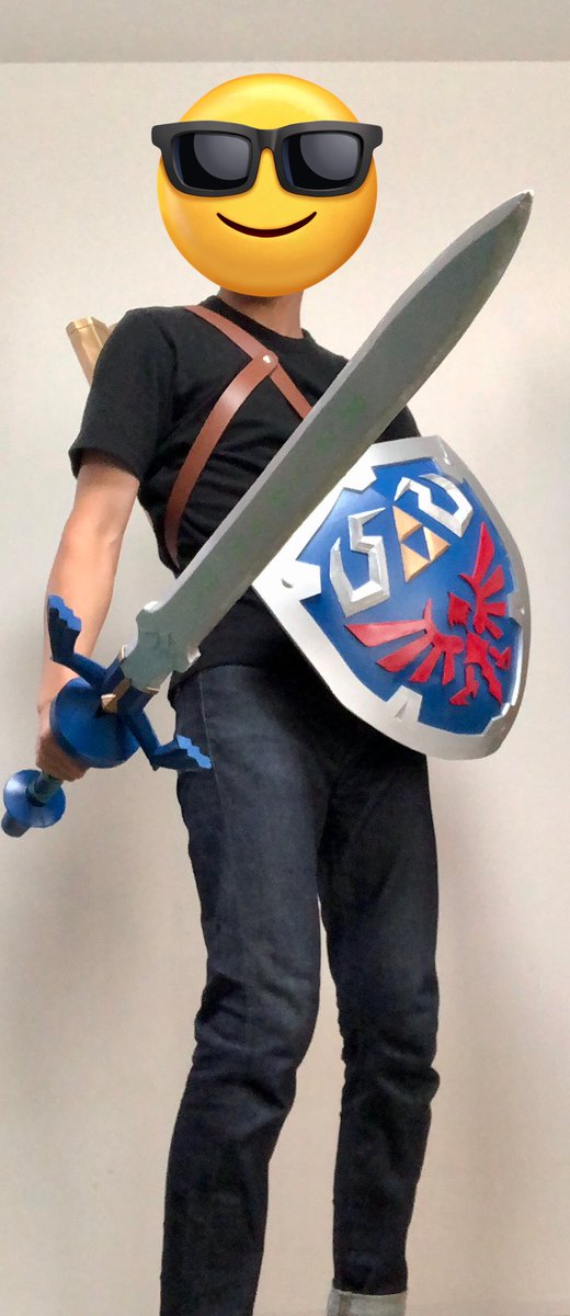 hertzmu's tweet photo. ゼルダの伝説　tears of the kingdomより
マスターソード
ハイリアの盾
を制作いたしました

納刀、背負うことができます
暗がりで文字が光ります

#ゼルダの伝説　#ティアキン　#コスプレ #コスプレ制作 https://t.co/RyO3PRhF29
