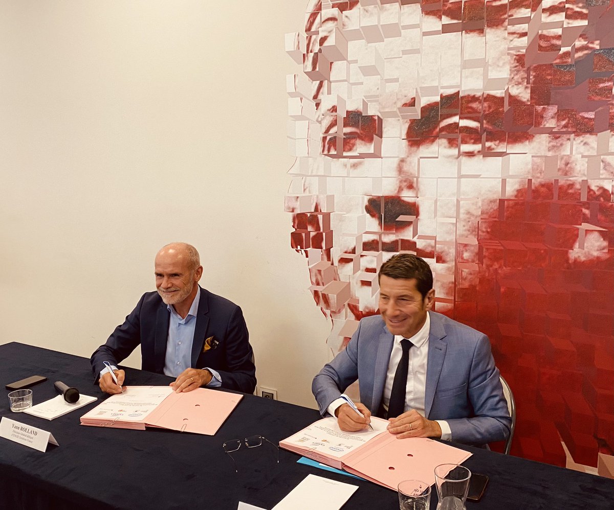 CACPLOfficiel's tweet photo. 📍 À #Cannes où @davidlisnard et @YannRolland_ concrétisent le projet de #thalassothermie sur la Croisette, par la signature du contrat de Délégation de Service Public avec @ENGIEsolutions portant sur la création et l’exploitation de ce nouveau réseau de chaleur et de froid. https://t.co/LtFG2QTWgx