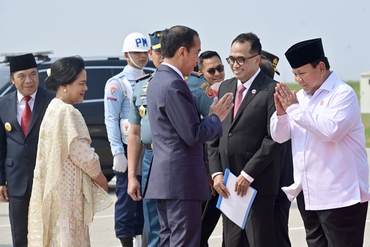 Kemhan_RI's tweet photo. Menteri Pertahanan Prabowo Subianto @prabowo, melepas keberangkatan Presiden Joko Widodo @jokowi ke India, di Bandar Udara Internasional Soekarno-Hatta, Cengkareng, Jakarta, Jumat (8/9). https://t.co/2Etn6J9dRP