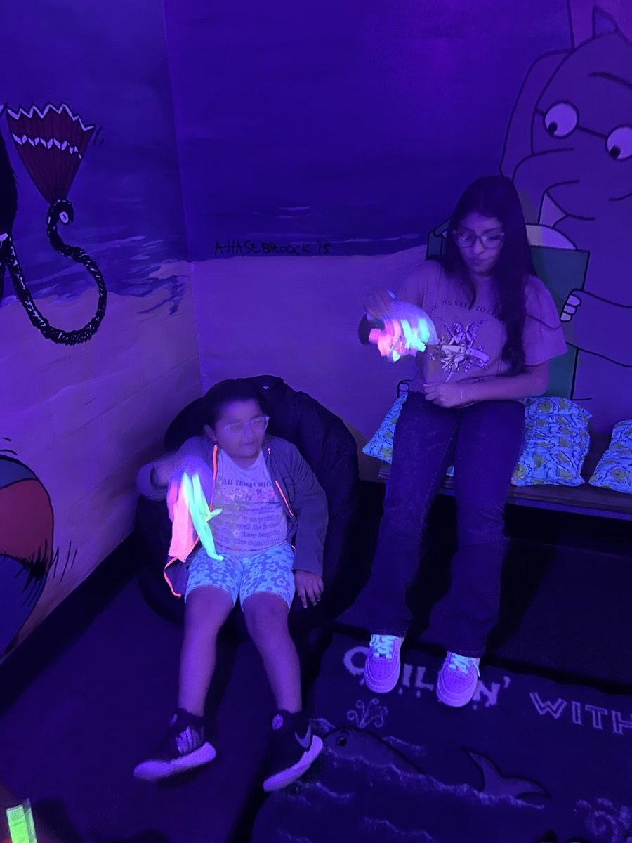 Our first family night of the year was a “glowing” success!!! Thank you to everyone who made it possible: staff, families, students! 💙 <a href="/TransformHCPS/">HCPS Transformation Network</a> @gibsontondogs