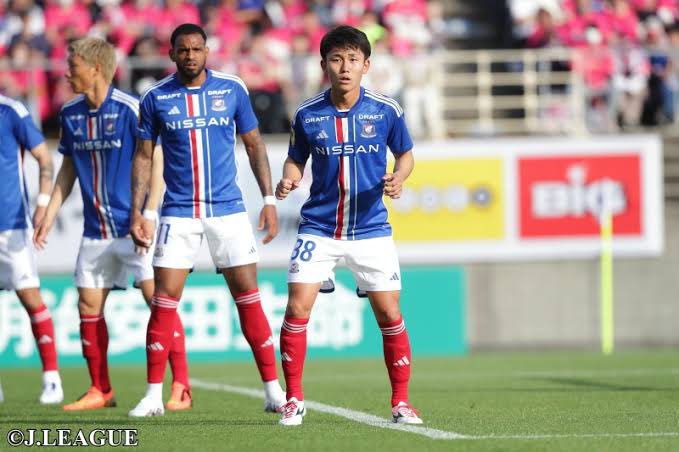 chiba_kn127's tweet photo. 【最新版】
Jリーグ（J1）
来季以降の加入内定者一覧

【札幌】
DF岡田大和（福岡大）
MF田中克幸（明治大）
MF木戸柊摩（大阪体育大）※25年内定
FW 出間思努（札幌U-18）

【鹿島】
DF濃野公人（関西学院大）

【柏】
DF関根大輝（拓殖大）※25年内定
DF桒田大誠（中京大）※25年内定
MF 熊坂光希（東京国際大）

【FC東京】
DF岡哲平（明治大） 
MF安斎颯馬（早稲田大）※25年内定

【川崎】
MF山内日向汰（桐蔭横浜大）
MF 由井航太（川崎U-18）

【横浜FM】
DF吉田真那斗（鹿屋体育大）

【横浜FC】
DF 佐藤颯真（東海学園大）※26年内定
DF林賢吾（横浜FCユース）
MF小倉陽太（早稲田大）
MF 橋本丈（関東学院大）

【湘南】
DF高橋直也（関西大）
FW石井久継（湘南U-18）

【新潟】
DF 森璃太（早稲田大）
DF稲村隼翔（東洋大）※25年内定
MF石山青空（新潟U-18）
MF 大竹優心（新潟U-18）

【名古屋】
GKピサノアレクサンドレ幸冬堀尾（名古屋U-18）
MF榊原杏太（立正大）
MF倍井謙（関西学院大）
MF鈴木陽人（名古屋U-18）
FW貴田遼河（名古屋U-18）

【京都】
MF中野瑠馬（立命館大）※25年内定

【G大阪】
DF今野息吹（法政大）
MF美藤倫（関西学院大）

【C大阪】
DF奥田勇斗（桃山学院大）
FW 古山兼悟（大阪体育大）※25年内定

【神戸】
DF 本間ジャスティン（神戸U-18）
MF山内翔（筑波大）

【広島】
MF 中島洋太朗（広島ユース）

【福岡】
GK菅沼一晃（福岡大） 
MF重見柾斗（福岡大）

【鳥栖】
DF長澤シヴァタファリ（関東学院大）
MF日野翔太（拓殖大）
MF渡邉綾平（法政大）
