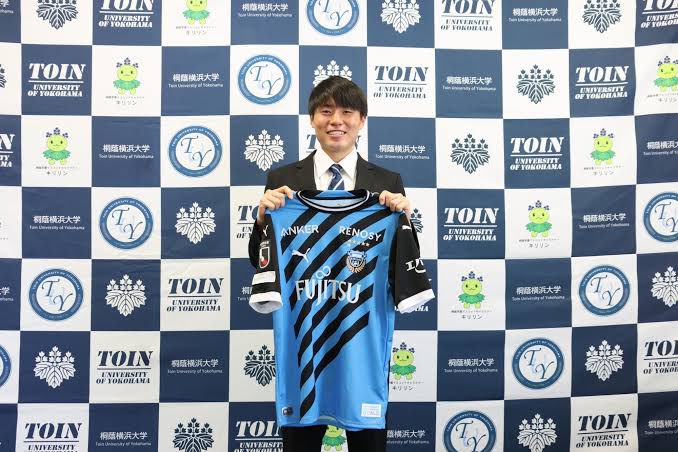 chiba_kn127's tweet photo. 【最新版】
Jリーグ（J1）
来季以降の加入内定者一覧

【札幌】
DF岡田大和（福岡大）
MF田中克幸（明治大）
MF木戸柊摩（大阪体育大）※25年内定
FW 出間思努（札幌U-18）

【鹿島】
DF濃野公人（関西学院大）

【柏】
DF関根大輝（拓殖大）※25年内定
DF桒田大誠（中京大）※25年内定
MF 熊坂光希（東京国際大）

【FC東京】
DF岡哲平（明治大） 
MF安斎颯馬（早稲田大）※25年内定

【川崎】
MF山内日向汰（桐蔭横浜大）
MF 由井航太（川崎U-18）

【横浜FM】
DF吉田真那斗（鹿屋体育大）

【横浜FC】
DF 佐藤颯真（東海学園大）※26年内定
DF林賢吾（横浜FCユース）
MF小倉陽太（早稲田大）
MF 橋本丈（関東学院大）

【湘南】
DF高橋直也（関西大）
FW石井久継（湘南U-18）

【新潟】
DF 森璃太（早稲田大）
DF稲村隼翔（東洋大）※25年内定
MF石山青空（新潟U-18）
MF 大竹優心（新潟U-18）

【名古屋】
GKピサノアレクサンドレ幸冬堀尾（名古屋U-18）
MF榊原杏太（立正大）
MF倍井謙（関西学院大）
MF鈴木陽人（名古屋U-18）
FW貴田遼河（名古屋U-18）

【京都】
MF中野瑠馬（立命館大）※25年内定

【G大阪】
DF今野息吹（法政大）
MF美藤倫（関西学院大）

【C大阪】
DF奥田勇斗（桃山学院大）
FW 古山兼悟（大阪体育大）※25年内定

【神戸】
DF 本間ジャスティン（神戸U-18）
MF山内翔（筑波大）

【広島】
MF 中島洋太朗（広島ユース）

【福岡】
GK菅沼一晃（福岡大） 
MF重見柾斗（福岡大）

【鳥栖】
DF長澤シヴァタファリ（関東学院大）
MF日野翔太（拓殖大）
MF渡邉綾平（法政大）