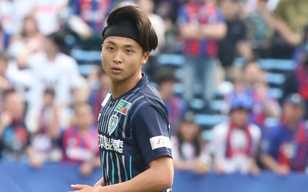 chiba_kn127's tweet photo. 【最新版】
Jリーグ（J1）
来季以降の加入内定者一覧

【札幌】
DF岡田大和（福岡大）
MF田中克幸（明治大）
MF木戸柊摩（大阪体育大）※25年内定
FW 出間思努（札幌U-18）

【鹿島】
DF濃野公人（関西学院大）

【柏】
DF関根大輝（拓殖大）※25年内定
DF桒田大誠（中京大）※25年内定
MF 熊坂光希（東京国際大）

【FC東京】
DF岡哲平（明治大） 
MF安斎颯馬（早稲田大）※25年内定

【川崎】
MF山内日向汰（桐蔭横浜大）
MF 由井航太（川崎U-18）

【横浜FM】
DF吉田真那斗（鹿屋体育大）

【横浜FC】
DF 佐藤颯真（東海学園大）※26年内定
DF林賢吾（横浜FCユース）
MF小倉陽太（早稲田大）
MF 橋本丈（関東学院大）

【湘南】
DF高橋直也（関西大）
FW石井久継（湘南U-18）

【新潟】
DF 森璃太（早稲田大）
DF稲村隼翔（東洋大）※25年内定
MF石山青空（新潟U-18）
MF 大竹優心（新潟U-18）

【名古屋】
GKピサノアレクサンドレ幸冬堀尾（名古屋U-18）
MF榊原杏太（立正大）
MF倍井謙（関西学院大）
MF鈴木陽人（名古屋U-18）
FW貴田遼河（名古屋U-18）

【京都】
MF中野瑠馬（立命館大）※25年内定

【G大阪】
DF今野息吹（法政大）
MF美藤倫（関西学院大）

【C大阪】
DF奥田勇斗（桃山学院大）
FW 古山兼悟（大阪体育大）※25年内定

【神戸】
DF 本間ジャスティン（神戸U-18）
MF山内翔（筑波大）

【広島】
MF 中島洋太朗（広島ユース）

【福岡】
GK菅沼一晃（福岡大） 
MF重見柾斗（福岡大）

【鳥栖】
DF長澤シヴァタファリ（関東学院大）
MF日野翔太（拓殖大）
MF渡邉綾平（法政大）