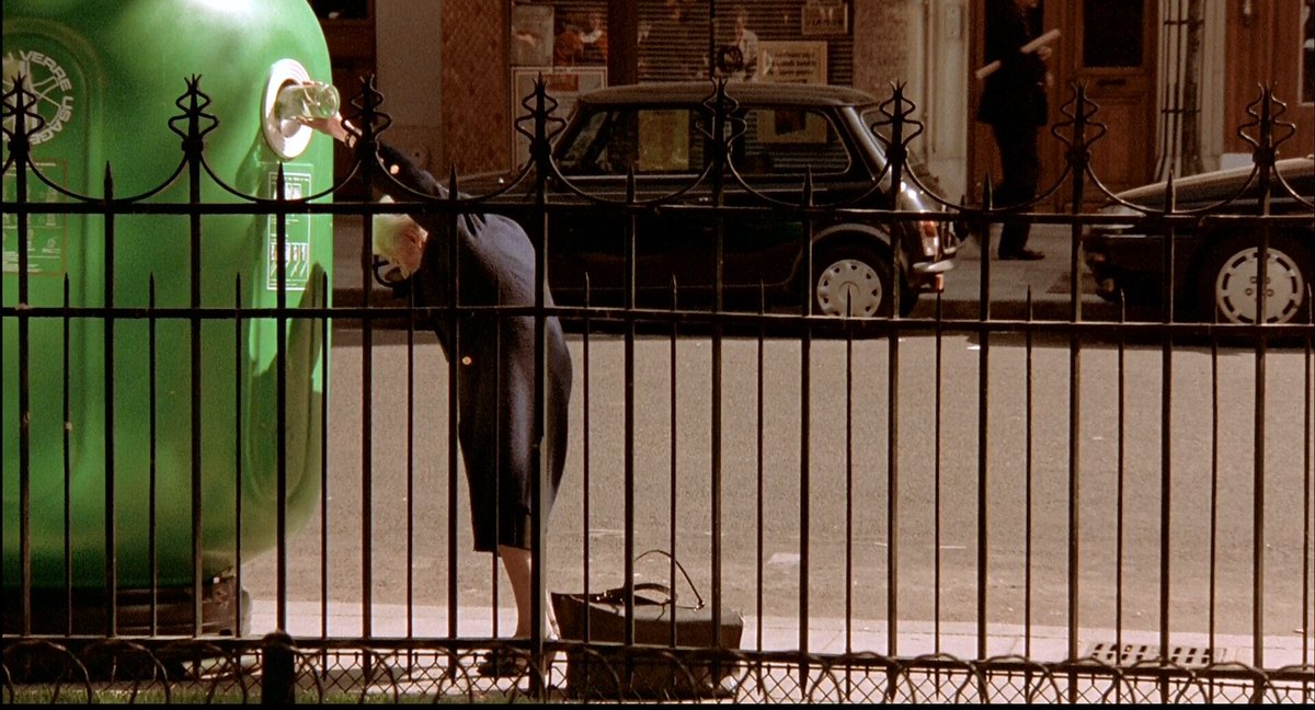 30 años de «Bleu» de Krzysztof Kieślowski, primera entrega de la trilogía «Trois couleurs». La película, protagonizada por <a href="/JulietteBinoche/">Juliette Binoche</a>, ganó el León de Oro y tres premios César, entre otros reconocimientos. Esta simple escena cotidiana es hermosa.
Está en <a href="/qubitTV/">Qubit</a>.