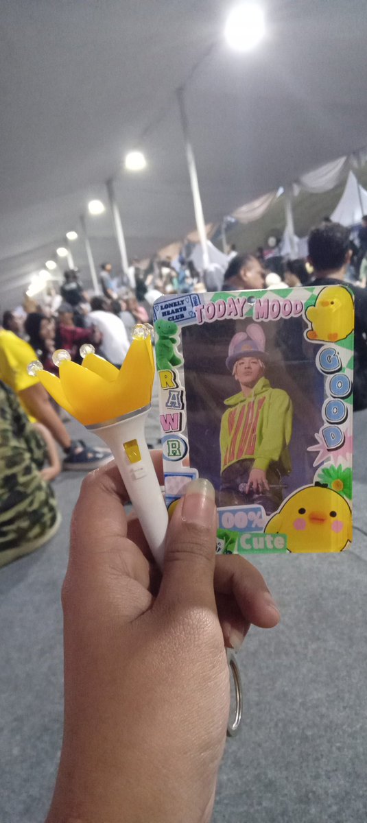 tharaa_raa's tweet photo. Nontonin suami orang, ditemenin suami sendiri 😅
#LMACINDONESIA #Taeyang https://t.co/D1qQwOwzL2