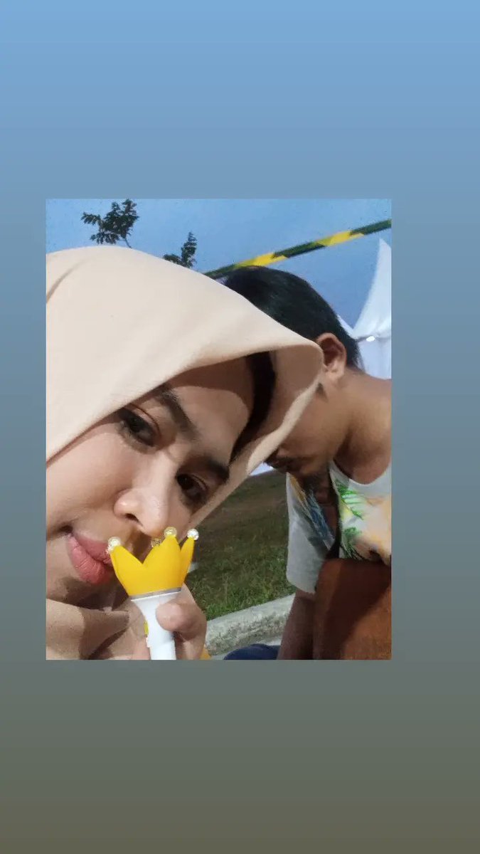 tharaa_raa's tweet photo. Nontonin suami orang, ditemenin suami sendiri 😅
#LMACINDONESIA #Taeyang https://t.co/D1qQwOwzL2