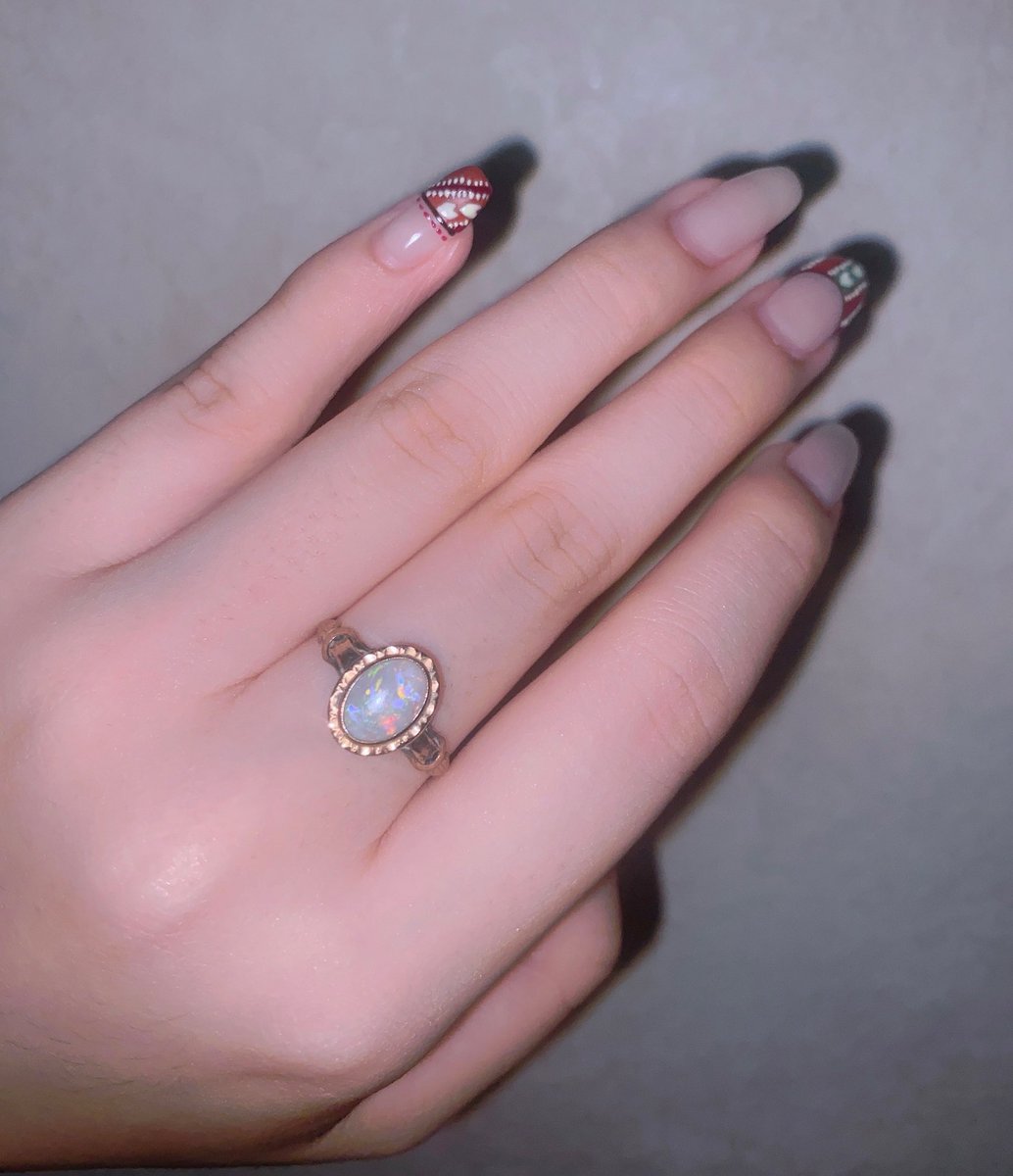 「祖母のオパールの婚約指輪、 ずっと可愛いなあ〜でもそんな大切なもの貰えないよなあ」|𝚃𝚊𝚛𝚘𝚕𝚘𝚝𝚝𝚊❤︎のイラスト