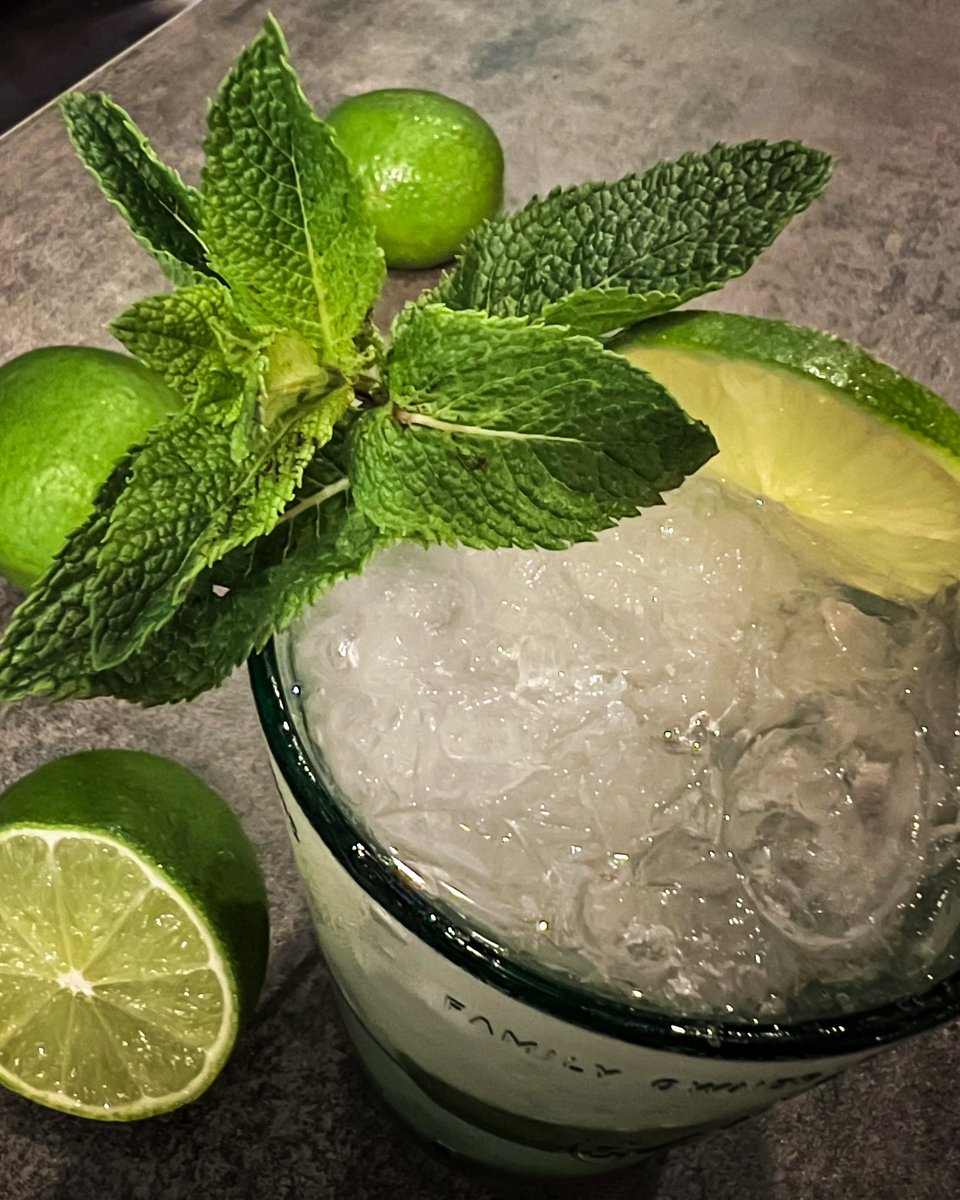eva_mantis's tweet photo. ¡Vive Mojito! Nuestro particular festival de cada finde 😜
#mantisbar #zaragoza #tardeozaragoza https://t.co/HN8eXgtWb1