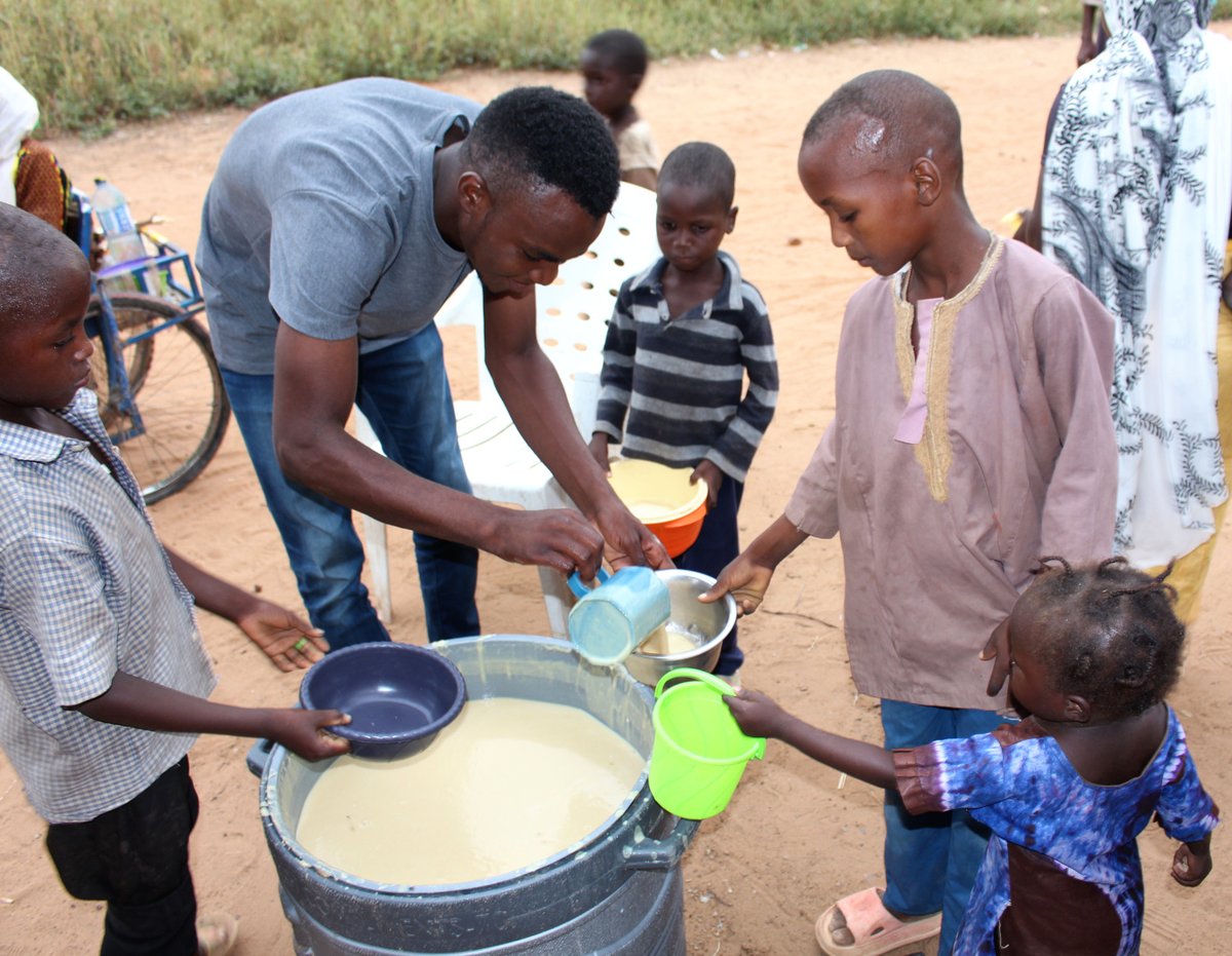 La femme généreuse de Zinder qui distribue la bouillie du hanza aux enfants démunis depuis le début de 2022 continue son action caritative. 1/4