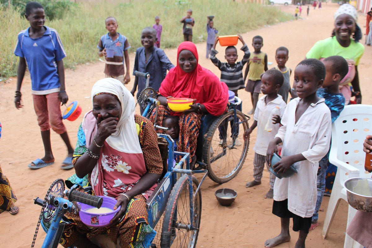 Chaque soir, elle sert un bol de bouillie de hanza, composée de la farine de hanza, de lait et de sucre, aux enfants et mendiants qui se regroupent devant sa maison. 2/4