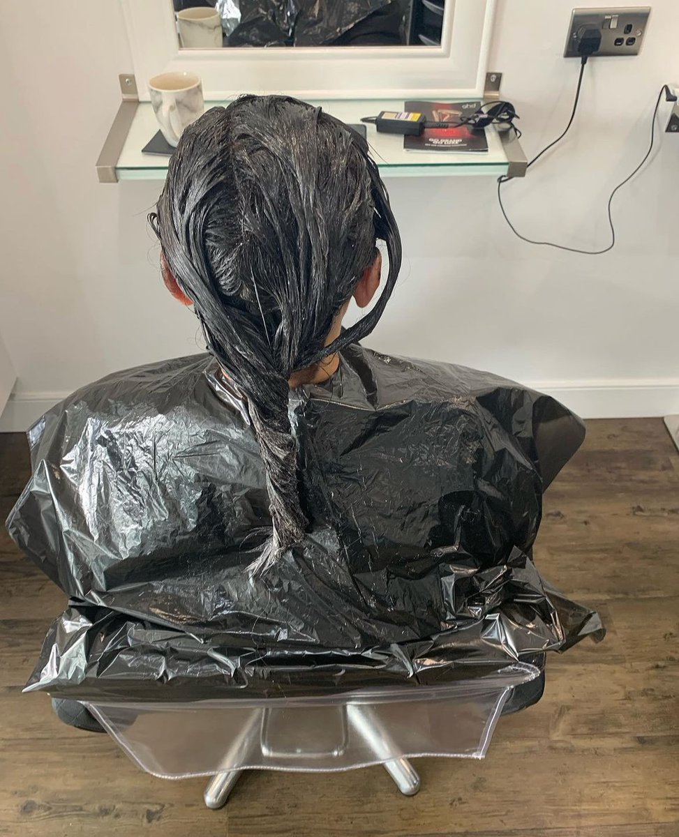 The shine on this client's hair! 😍👏

Happy and healthy hair for the win.💇‍♀️

📸 @elisha_kshairandbeautyltd 

#Healthyhair #Hairshine #Healthyhairtips #BePartOfTheKleek #KleekApprentices #Hairstylists #Hairsalons #UKApprentices