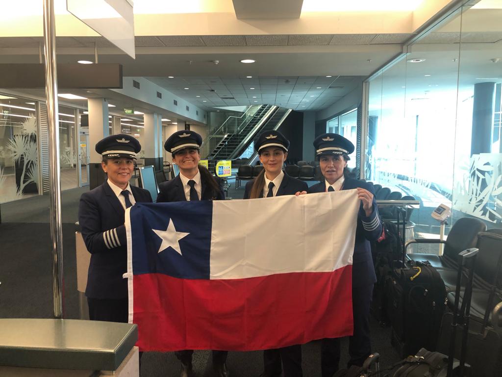pilotosASPCH's tweet photo. Y ustedes, ¿ya sienten que la alegría de nuestras #FiestasPatrias está en el aire? #ASPCH ✈️🚁🇨🇱 #Septiembre https://t.co/6rdk5gre8X