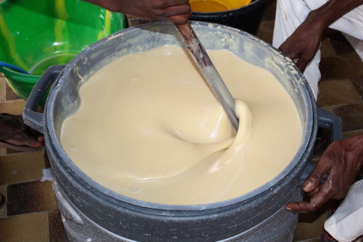 Une fois, elle avait eu une rupture de hanza et elle s'est servie de la farine de mil comme substitution. Les enfants s’étaient cependant plaints... Ils ont demandé à ce que l’ancienne recette soit rétablie, parce que la bouillie de hanza est la plus douce ! 4/4