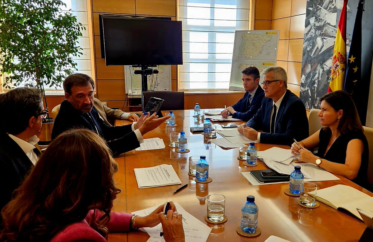 transportesgob's tweet photo. El secretario de Estado @DavidLucas_P se reúne con @AnfacAutomovil para analizar las diferentes propuestas relacionadas con el sector y, sobre todo, con los proyectos y esfuerzos que estamos haciendo conjuntamente en el transporte por carretera para la descarbonización. https://t.co/2OmkKMnalN