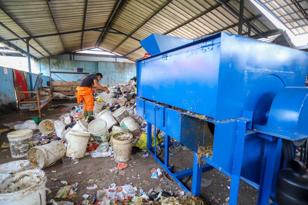 Tumpukan sampah di TPS menjadi perhatian, Pak Ema menginstruksikan agar sampah tersebut segera diangkut, serta terus mengimbau masyarakat untuk bisa mengolah sampah dan meminimalkan sampah di lingkungan masing-masing.

#PenangananSampah