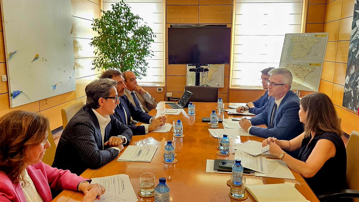 transportesgob's tweet photo. El secretario de Estado @DavidLucas_P se reúne con @AnfacAutomovil para analizar las diferentes propuestas relacionadas con el sector y, sobre todo, con los proyectos y esfuerzos que estamos haciendo conjuntamente en el transporte por carretera para la descarbonización. https://t.co/2OmkKMnalN