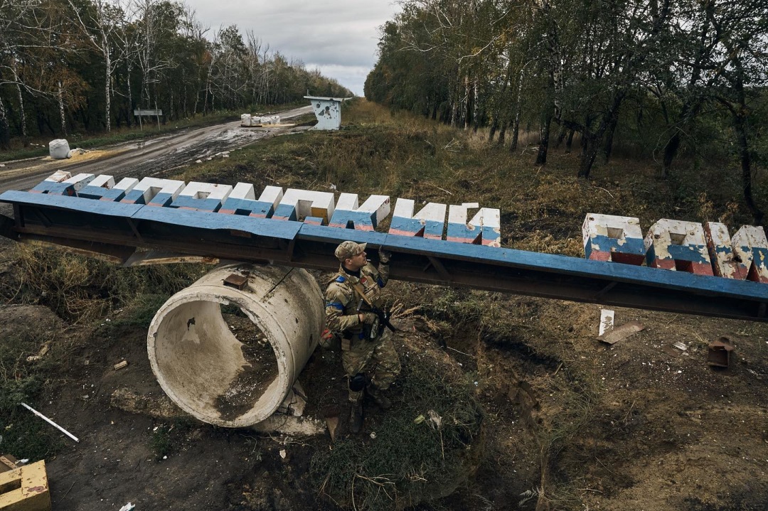 UKRINFORM's tweet photo. У результаті контрнаступу на Харківщині рік тому українські воїни звільнили більше 10 тисяч кв. км території і пів тисячі населених пунктів. Воєнна наука 50 років не бачила подібного загальновійськового бою.

Протягом місяця українські війська захопили понад 400 танків, більше 400 БМП, до 200 БТР та велику кількість боєприпасів і стрілецької зброї.

Завдяки чому вдалася операція, яку тепер називають "блискавичною, в матеріалу Укрінформу.
https://t.co/KiknTrldk8