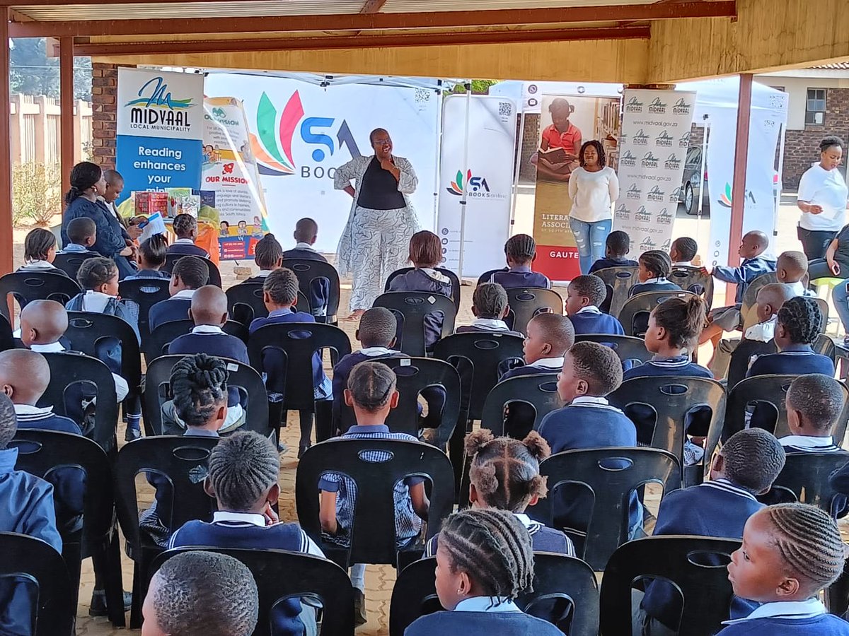 MidvaalLM's tweet image. In an effort to celebrate National Book Week which coincides with International Literacy Day, Midvaal Libraries in collaboration with South African Books Online, donated books to Grade 2 learners from Sicelo Primary School.
#ProudlyMidvaal #NationalBookWeek #MidvaalLibraries