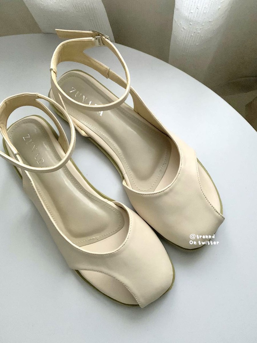 — Sandal Keenan
Seneng banget nemu sendal cantik ini cuma 50an! 🥰
📎 shope.ee/5fMOXXzexP

Ini dari local brand, modelnya lucu dan terlihat manis, nyaman juga dipakai, gak licin juga, yang aku beli ini warna cream, worth to buy!