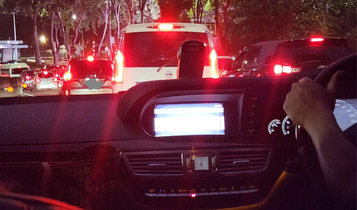 Ditengah kemacetan di Jakarta kita sering terusik dgn adanya kendaraan yg memakai sirine dan lampu strobo. Perlu ditegaskan sebenarnya siapa saja yg boleh memakai sirine, apakah semua orang bebas memakai sirine. Dan bahkan banyak kendaraan sipil yg memakai patwal. Apakah dizinkan