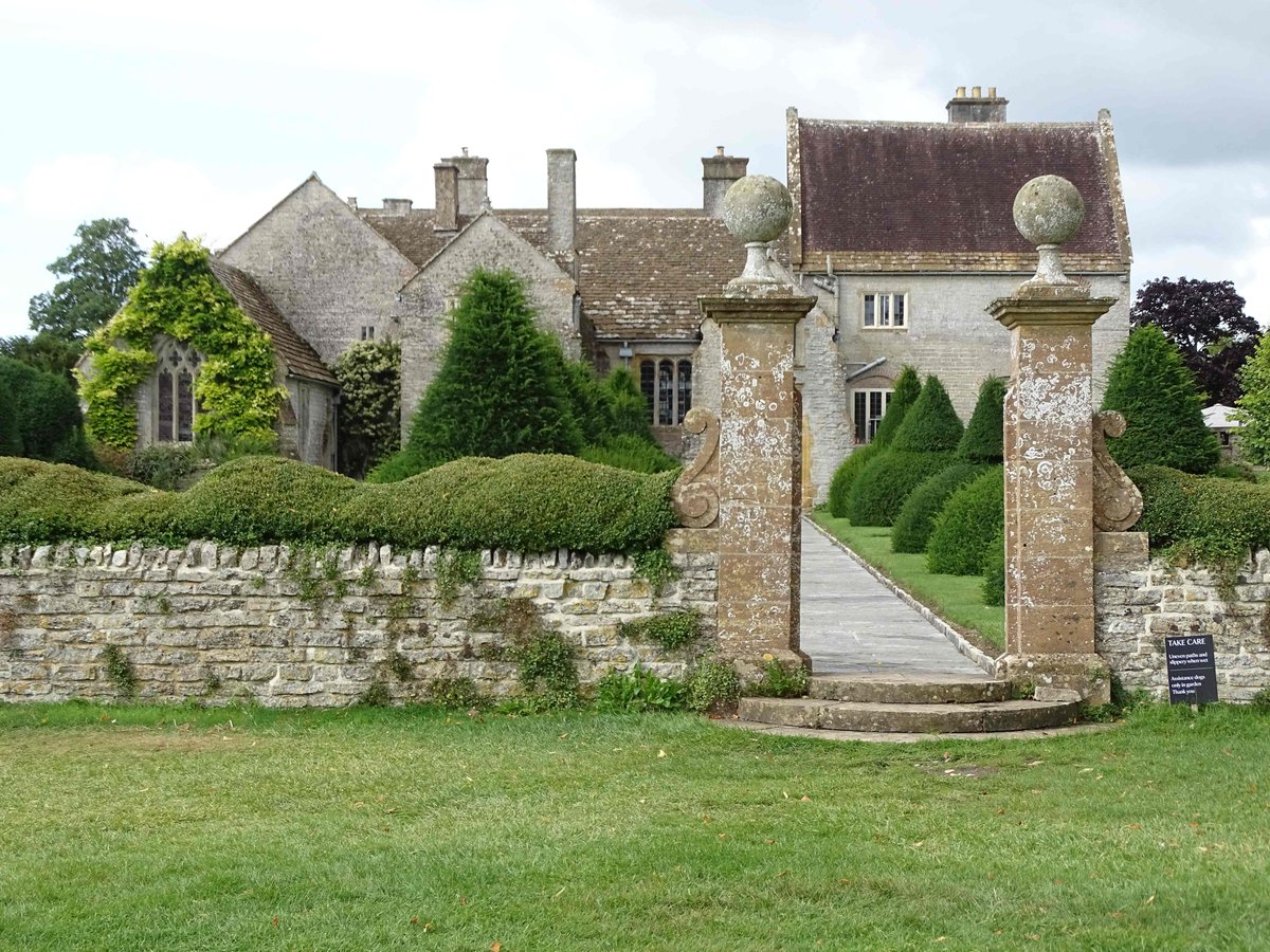 PlantingDiaries's tweet image. The late summer planting at Lytes Cary Manor in Somerset is looking great just now.  Here's a link to my account of my visit last week:
plantingdiaries.com/2023/09/07/las…