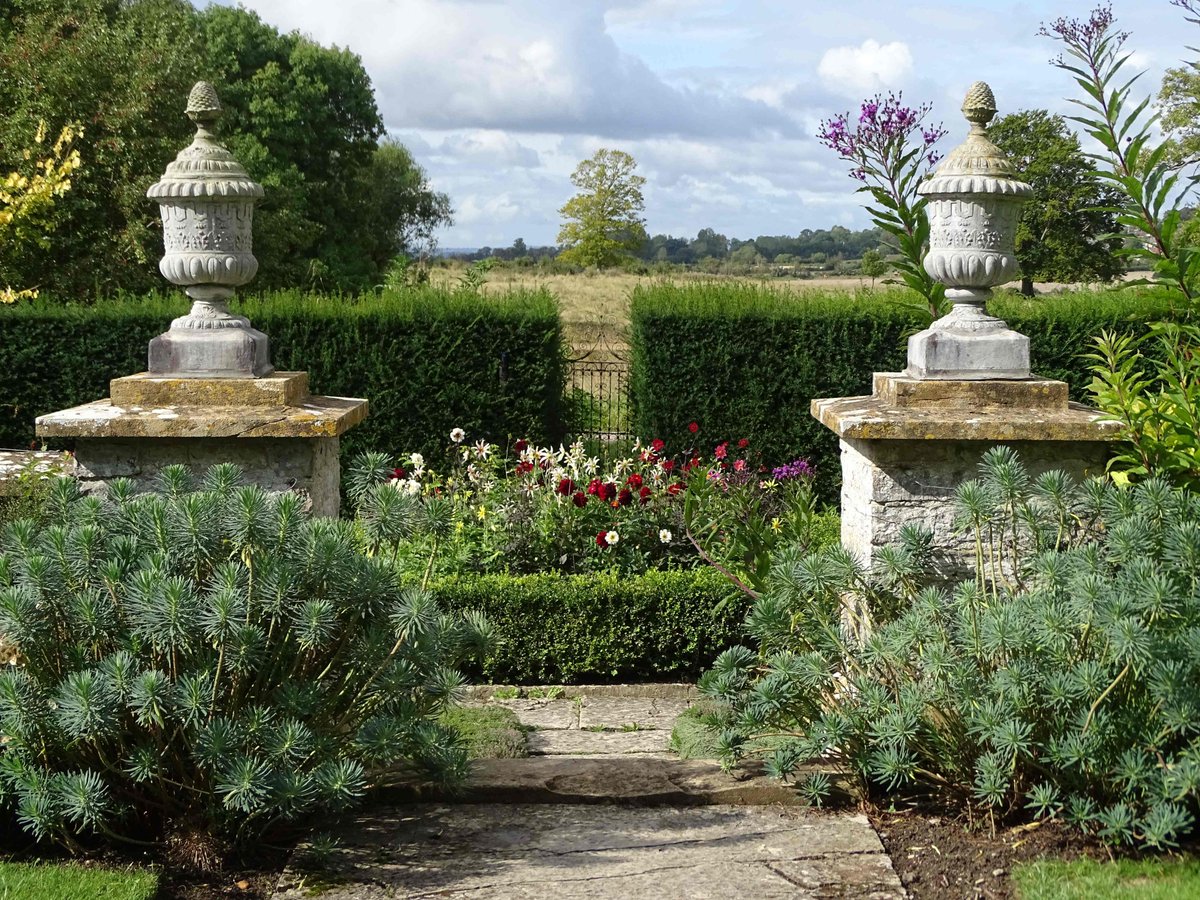 PlantingDiaries's tweet image. The late summer planting at Lytes Cary Manor in Somerset is looking great just now.  Here's a link to my account of my visit last week:
plantingdiaries.com/2023/09/07/las…