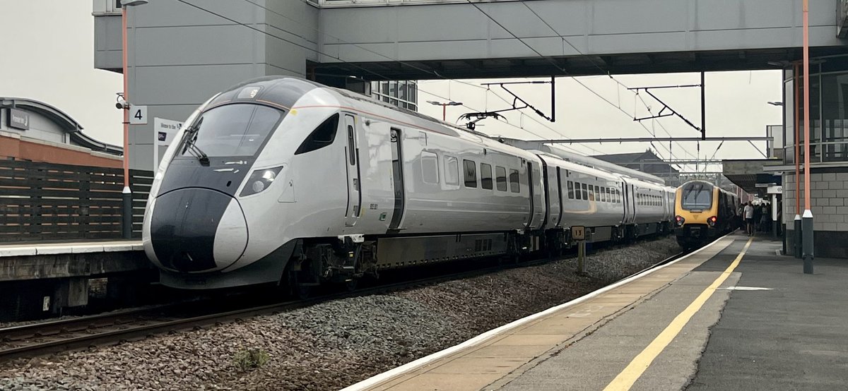 PlatformEdge1's tweet image. Haven’t seen an 805 in a while! 

Here is 805001 at Wolverhampton waiting to return back to Stafford #Class805