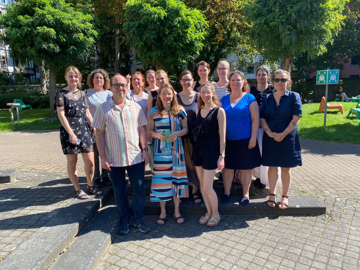 Herzlichen Glückwunsch! Der #Zertifikatskurs Data Librarian mit <a href="/konradfoerstner/">Konrad Förstner 💻🧬 @kuf@mastodon.social</a> ist heute mit der Übergabe der Zertifikate an 15 Teilnehmer*innen zu Ende gegangen. Anmeldungen für den nächsten Durchgang sind noch möglich, Anmeldefrist ist der 25.09.2023: th-koeln.de/weiterbildung/…