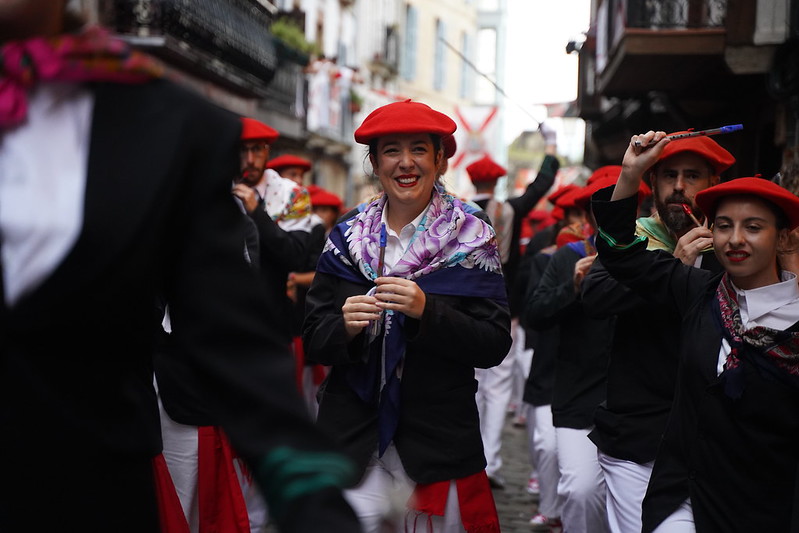 [Argazkiak] <a href="/Jaizkibel1997/">Jaizkibel Konpainia</a>-en goizeko desfilea, iruditan

Txalo artean jaso dituzte Jaizkibel Konpainiako kideak. Irudi ederrak utzi ditu goizeko desfileak

#Hondarribia 
bidasoa.hitza.eus/2023/09/08/arg…