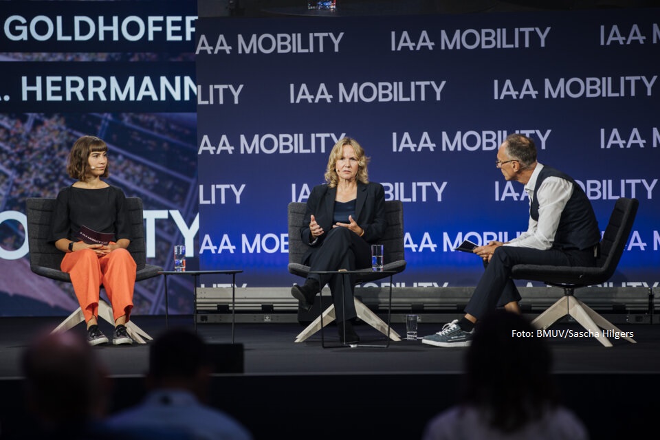 "Die Zukunft der #Autoindustrie ist elektrisch. Das ist das klare Signal, dass von der #IAA ausgeht" sagte BMin <a href="/SteffiLemke/">SteffiLemke</a> @iaa_mobility. Sie betonte aber auch, dass es um den #CO2-Fußabdruck der Produktion, von Batterien oder digitalen Anwendungen gehe.
bmuv.de/RE10730