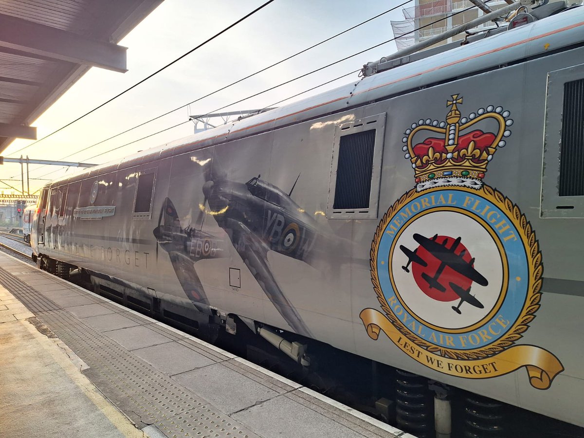 susan_comerie's tweet photo. Yey we finally get to experience an @LNER Intercity 225 from Leeds to London, extra special with the #BattleofBritainMemorialFlight at the rear & legendary @_TMsteve being our fab Train Manager π Edward is very happy with his journey π thank you β¨οΈ https://t.co/3HfnjFVpWE